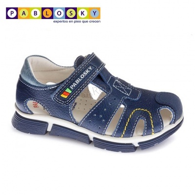 Sandália infantil azul Pablosky com fecho de velcro e sola emborrachada