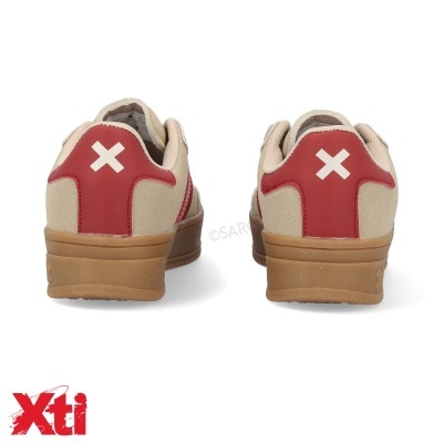 Sapatilhas bege e vermelhas com sola castanha vistas de trás, logótipo Xti no fundo branco