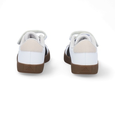 Par de ténis Adidas branco com sola castanha vistos de trás