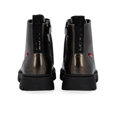 Botas castanhas metálicas com sola preta e etiqueta LEVIS