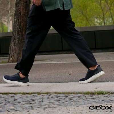Sapatos desportivos Geox pretos com sola branca em ambiente urbano