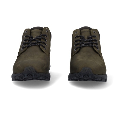 Par de botas de couro castanho escuro com atacadores pretos