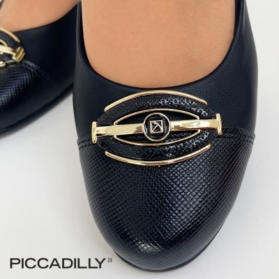 Sapatilha feminina preta com adorno dourado frontal e textura dupla