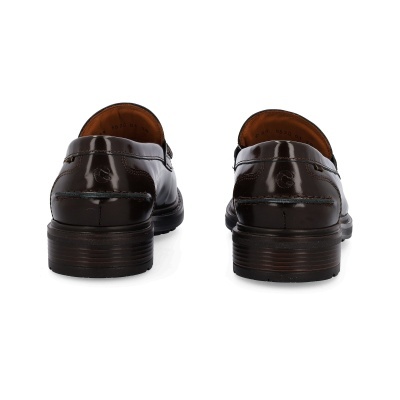 Par de sapatos masculinos de couro castanho escuro brilhante visto de trás