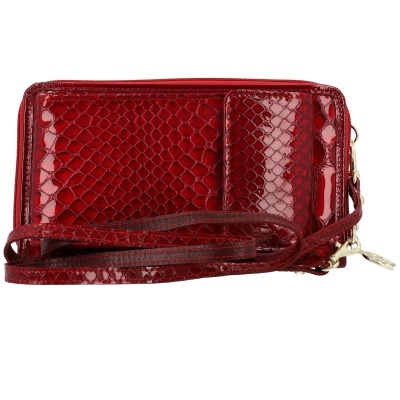 Carteira vermelha com textura escama e alça fina