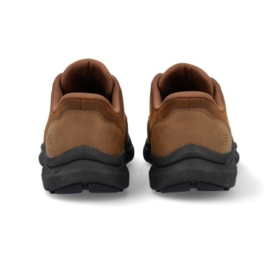 Sapatos castanhos com solas pretas vistos de trás