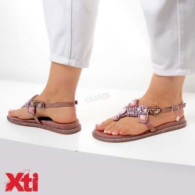 Sandálias femininas castanhas com pedras decorativas e fivela