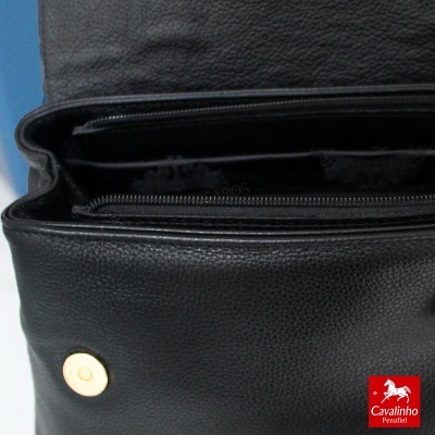 Mala preta em pele com fecho dourado e interior com fecho de correr