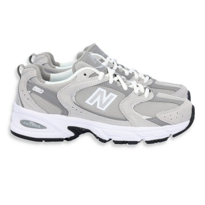 Ténis New Balance cinzentos e brancos em fundo branco