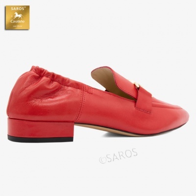 Sapato vermelho de pele com salto baixo e detalhe dourado