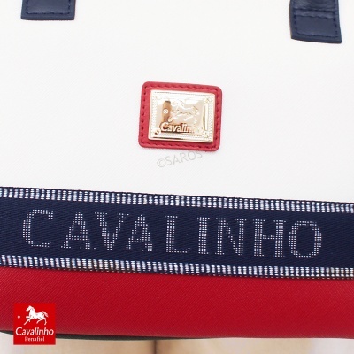 Bolsa branca, azul e vermelha com logotipo Cavalinho em peça metálica dourada