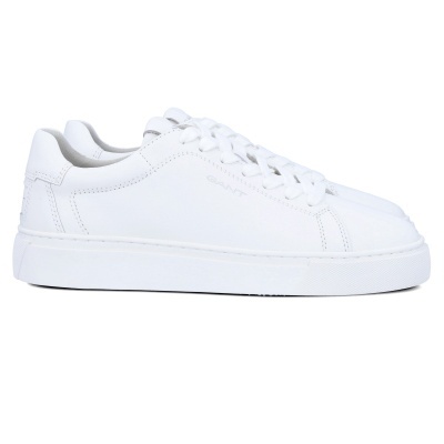 Ténis brancos em pele com sola grossa e marca GANT