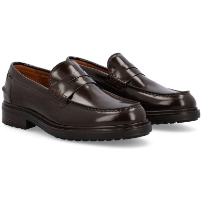 Mocassins masculinos em pele castanha brilhante com sola preta isolados em fundo branco