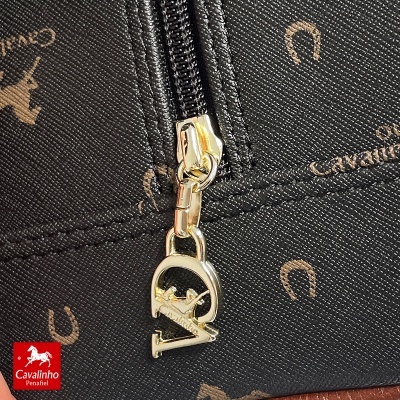 Fecho de mochila ou mala com puxador metálico dourado e padrão padrão Cavalinho no tecido.