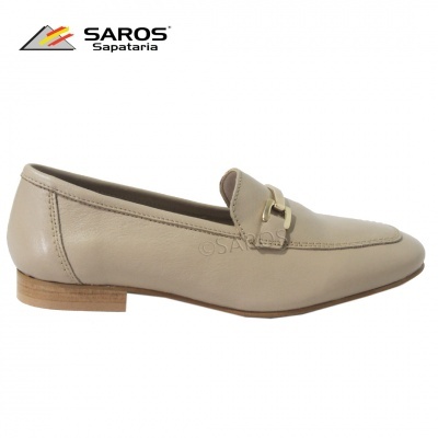 Sapato mocassim feminino bege claro com detalhe dourado e sola de madeira