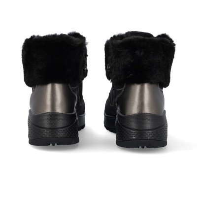 Botas pretas com pelo sintético e detalhe metálico prateado