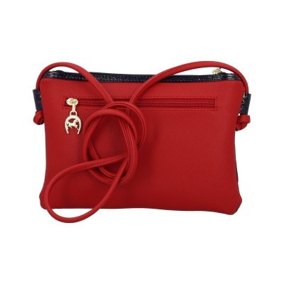 Mala vermelha com detalhes em pele preta e pendente dourado