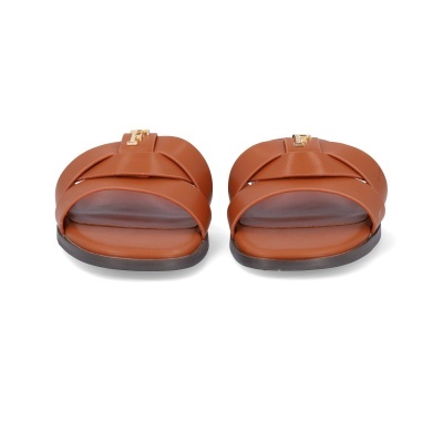 Chinelos castanhos em pele com detalhe metálico dourado