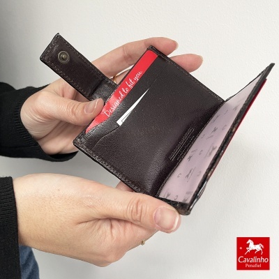 Carteira feminina de pele castanha escura com forro estampado Cavalinho aberta