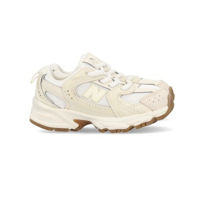 Tênis desportivo bege e branco com logo N e sola castanha em fundo branco