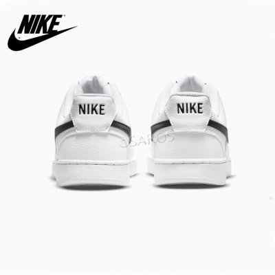 Ténis Nike brancos com detalhes em preto vistos de trás