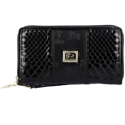 Carteira preta padrão escamas com placa metálica Cavalinho em fundo branco