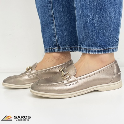 Sapatos mocassim bronze metálico com fivela dourada e sola creme