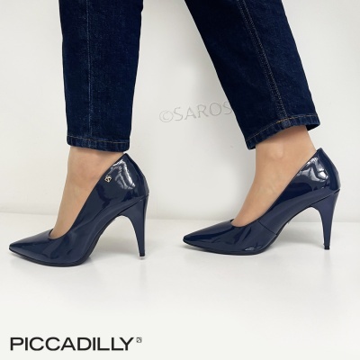Sapatos de salto alto azul escuro Piccadilly em verniz com calças jeans escuras