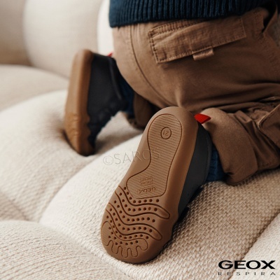 Sapatos infantis Geox com sola castanha e detalhe vermelho no calcanhar