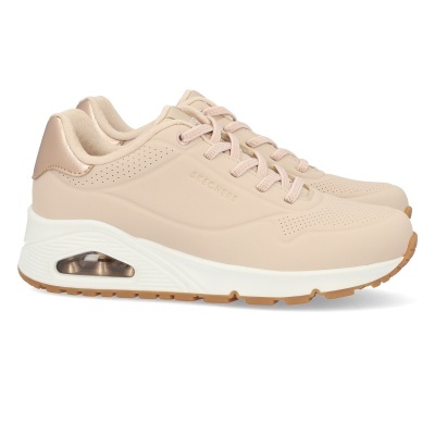 Sapatilhas sneakers bege com sola branca e castanha e detalhe transparente na sola