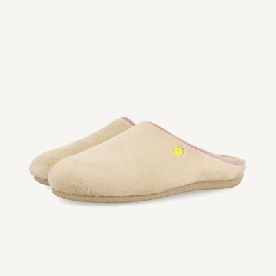 Chinelos tipo mule creme com borda rosa e etiqueta amarela