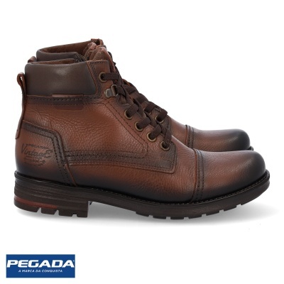 Botas masculinas de couro castanho com atacadores pretos em fundo branco