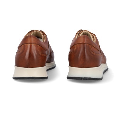 Par de sapatos castanho claro em pele vistos de trás