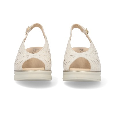 sandálias femininas bege claro com textura perfurada e salto médio