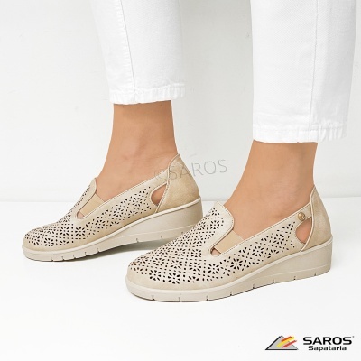 Sapatos femininos de cunha bege com padrão perfurado