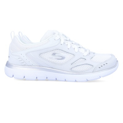 Tênis branco Skechers em fundo branco