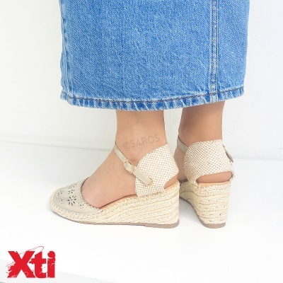 Sandálias bejes de cunha com salto em corda usadas com calças de ganga azul