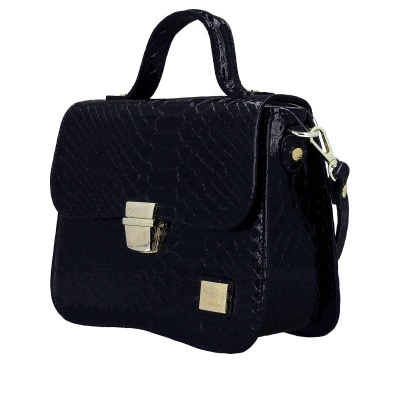 Mala preta de mão com textura de pele de réptil e fecho metálico dourado