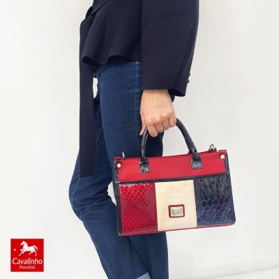 Mala de mão Cavalinho em padrão de pele de cobra vermelho, bege e azul