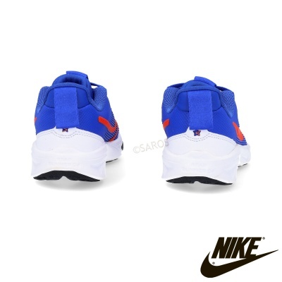 Ténis desportivos Nike azuis vistos de trás com detalhes vermelhos e sola branca