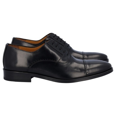 Sapatos clássicos pretos em pele com atacadores