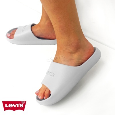 Chinelos Levis cinza claro com logo em relevo em fundo branco