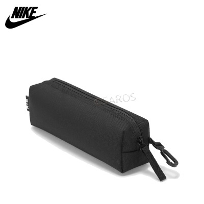 Estojo preto da Nike com fecho de correr e etiqueta branca com logótipo