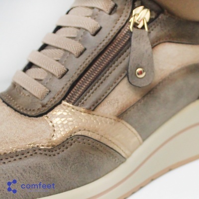 Ténis castanho-bege com fecho e atacadores largos