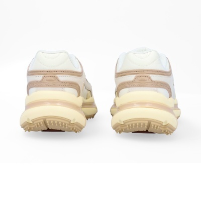 Sapatilhas desportivas brancas e bege vistas por trás