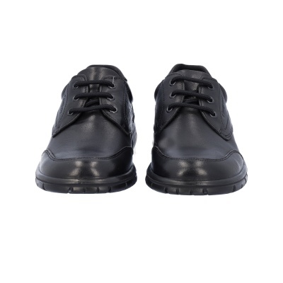 Par de sapatos pretos de couro com atacadores em fundo branco