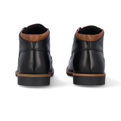 Botas pretas com detalhes castanhos vistos de trás em fundo branco