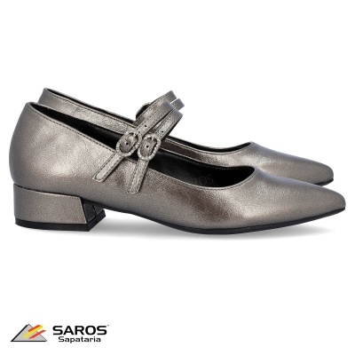 Sapatos prateados de salto baixo com duas fivelas, fundo branco, logótipo SAROS Sapataria