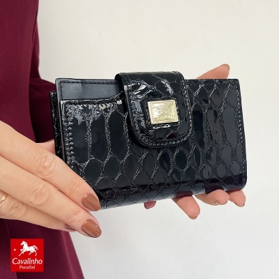 Carteira preta padrão crocodilo com placa dourada Cavalinho