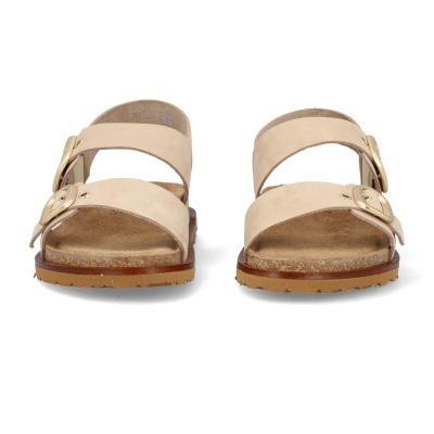 Par de sandálias de pele bege com fivelas douradas